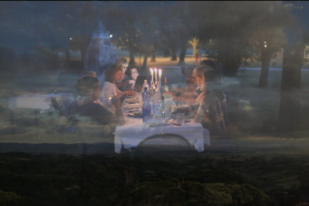 Group of people having dinner during Walk the Arts art workshop in Tuscany